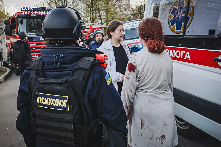 На Разпети петък: Русия удари с балистични ракети жилищен район в Харков (ВИДЕО)