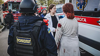 На Разпети петък: Русия удари с балистични ракети жилищен район в Харков (ВИДЕО)