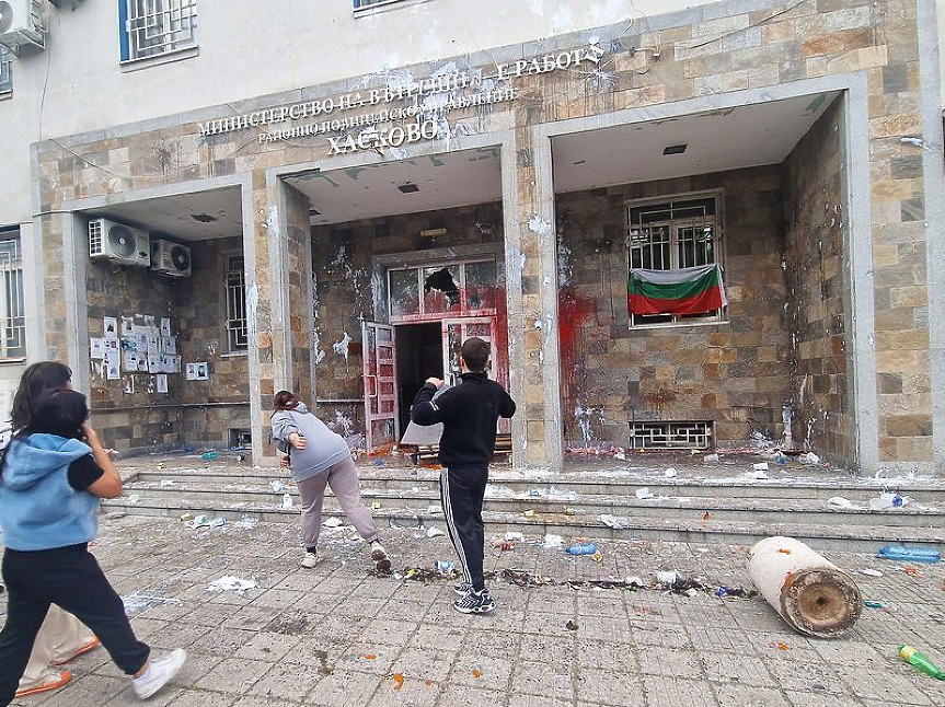 Ескалация в Хасково: яйца, домати, червена боя срещу МВР. Полицейски шеф подаде оставка