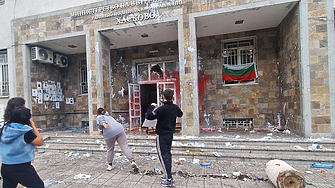 Ескалация в Хасково: яйца, домати, червена боя срещу МВР. Полицейски шеф подаде оставка