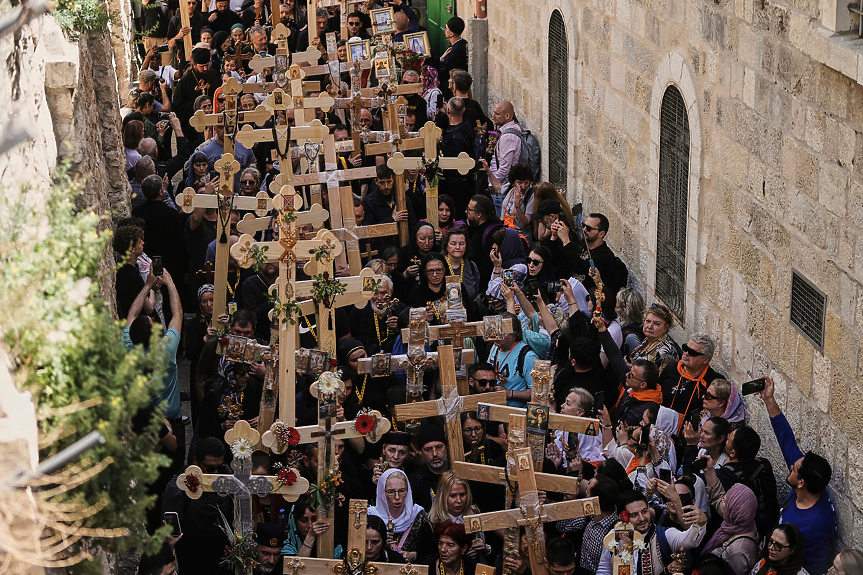 Хиляди се включиха в шествието по Кръстния път в Йерусалим