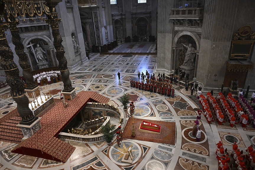 Започна поклонението пред папа Франциск