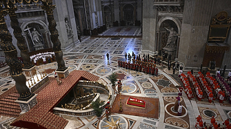 Започна поклонението пред папа Франциск