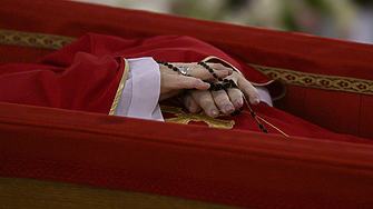 Ватиканът публикува кадри на папа Франциск в отворен ковчег (ВИДЕО)