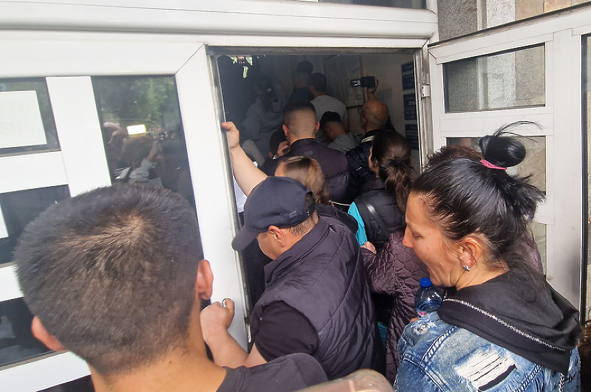 ДЕНЯТ В НЯКОЛКО РЕДА: митнически шеф в ареста, яйца и домати срещу полицията в Хасково 