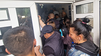 ДЕНЯТ В НЯКОЛКО РЕДА: митнически шеф в ареста, яйца и домати срещу полицията в Хасково 