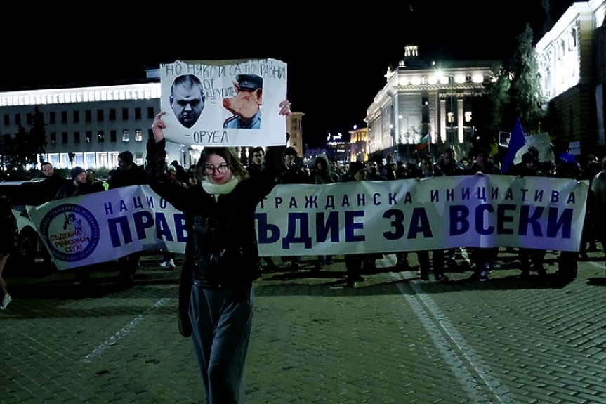Продължава серията от протести за изключване на Пеевски от властта