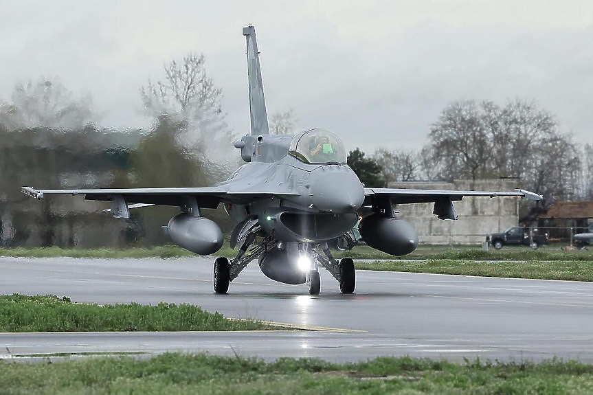 ДЕНЯТ В НЯКОЛКО РЕДА: (не)военни игри с F-16