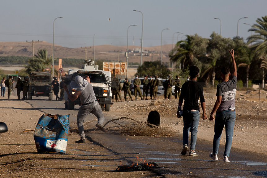 Израелски заселници подпалиха и оскверниха джамия на Западния бряг