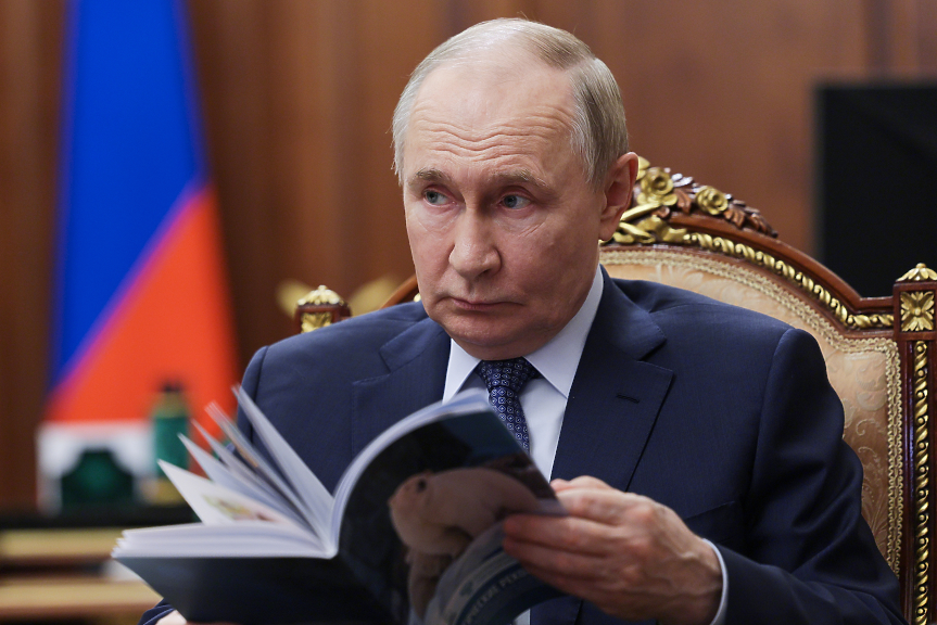 Русия затваря улични музиканти за песни срещу Путин