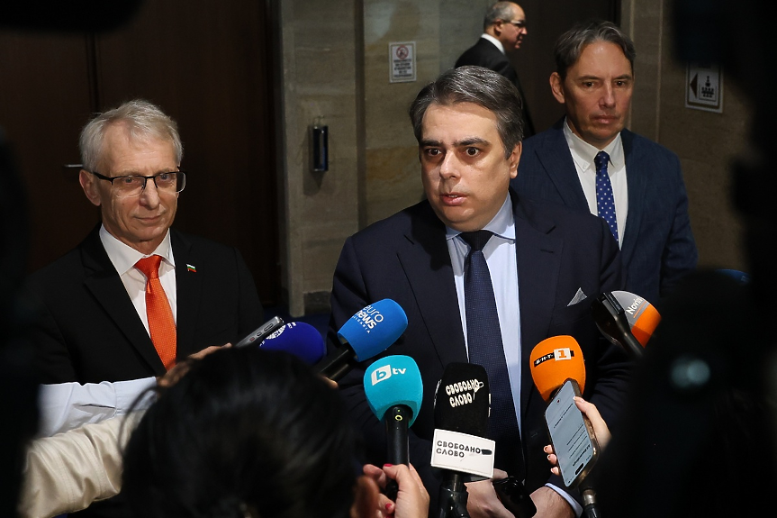 Незаконно е и нереално: Асен Василев за назначението на Спецов в „Лукойл“