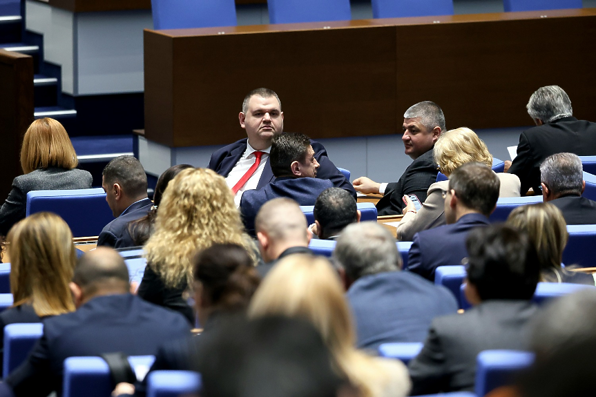 Пеевски за бюджета: Всичко, което сме поискали за хората, е там. ПП-ДБ: Прасе-касичка