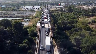 От 2026 г.: може би ще спират тировете по магистралите в час пик на празниците