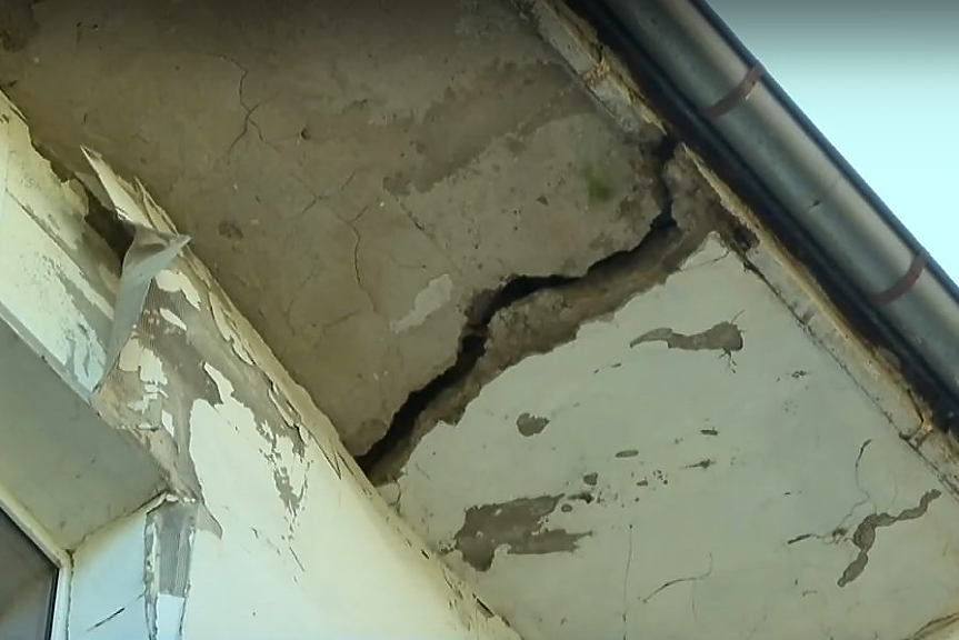 Доброволно предайте ключовете... Хората от напукан заради метрото блок са притеснени от мародери