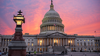 САЩ: Сенатът прекратява рекордното спиране на правителството, но разривът сред демократите остава дълбок