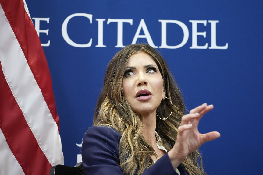 Жените от MAGA: екстеншъни, големи джуки, изпъкнали скули