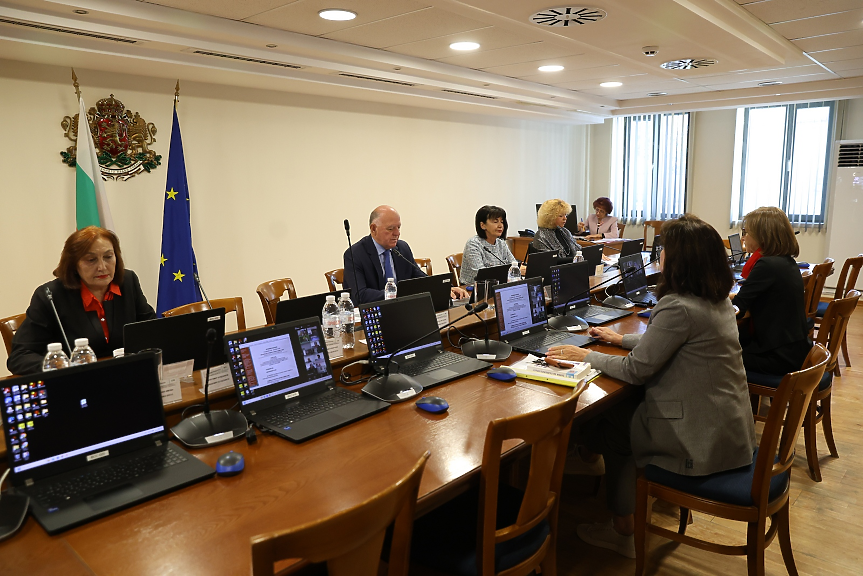 Съдиите призовават ВСС да се защити от... член на ВСС