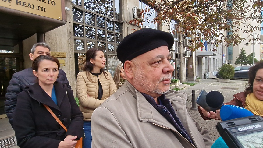 Общественият съвет за изграждането на детска болница подаде колективна оставка. Силви Кирилов побърза да я приеме