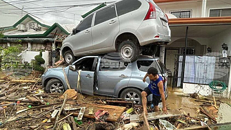 Тайфун уби над 90 души във Филипините