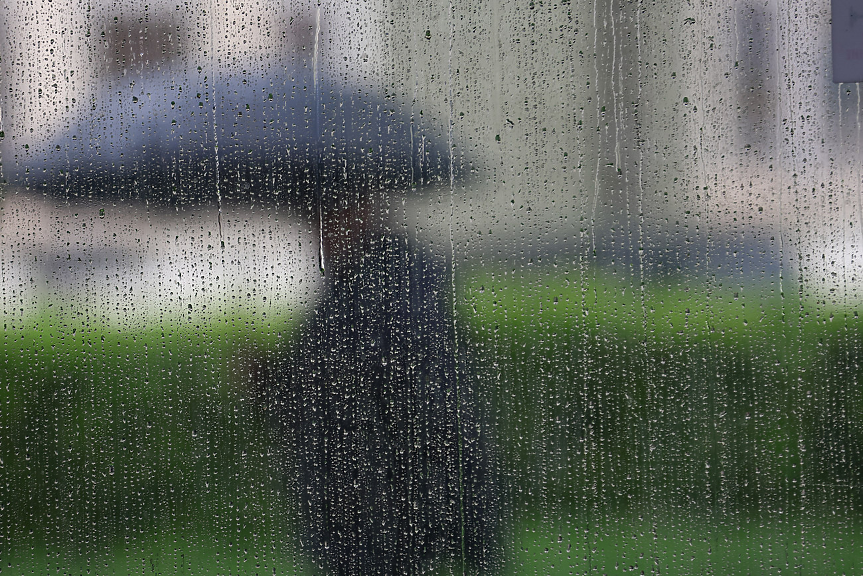 Вадетете якетата и чадърите - пак застудява