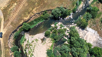 Неподдържани и изоставени съоръжения в реките създават риск от наводнения и застрашават речните екосистеми