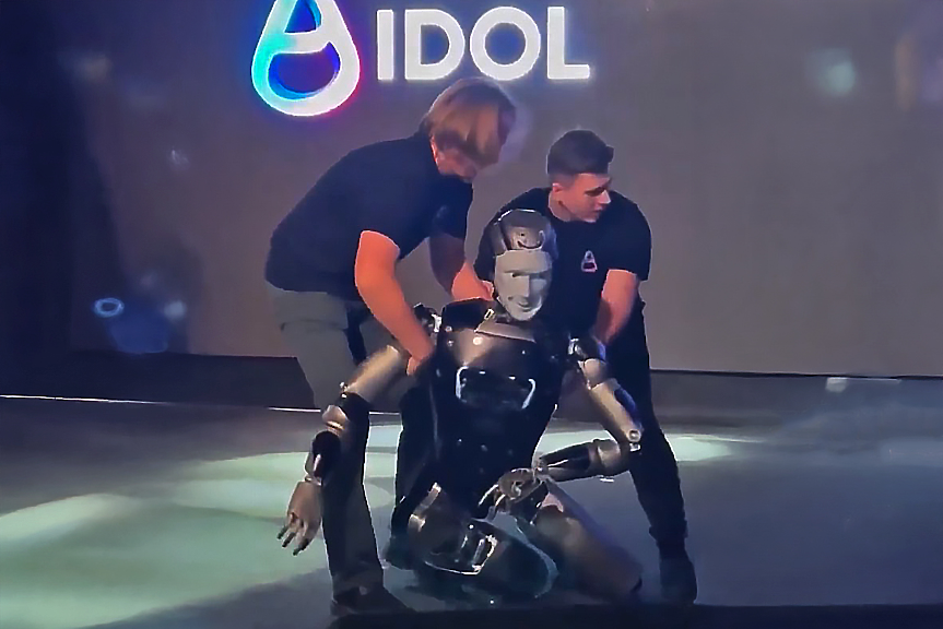 На сцената излезе първият руски AI робот... Помаха... А, падна! (ВИДЕО)