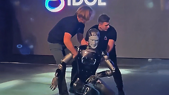На сцената излезе първият руски AI робот... Помаха... А, падна! (ВИДЕО)