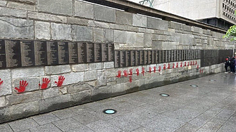 Трима българи на съд в Париж за вандализъм срещу мемориал на Холокоста