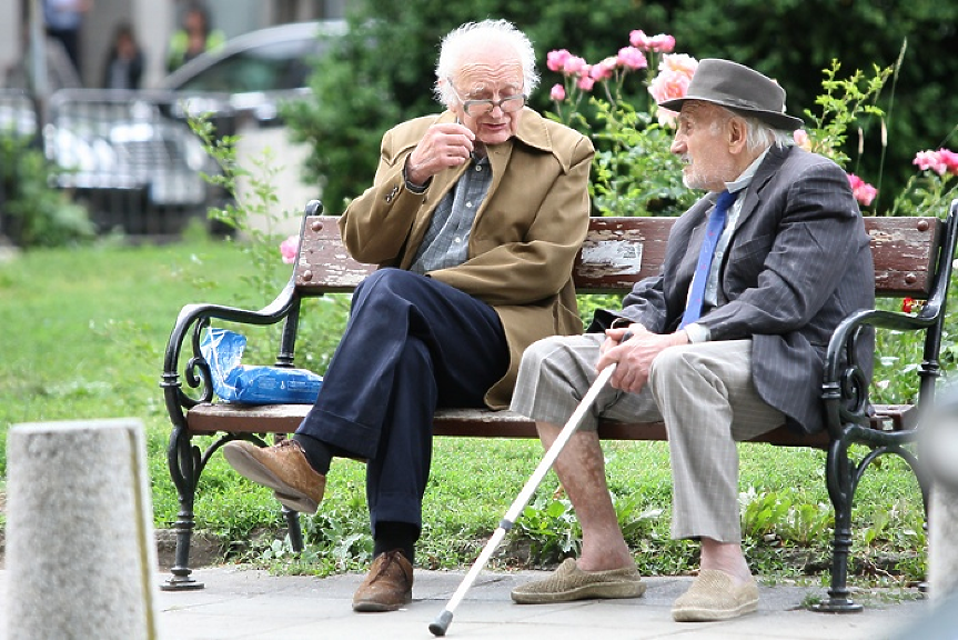 ГЕРБ и Новото начало в надпревара - кой ще даде пръв и най-много добавки за пенсионерите
