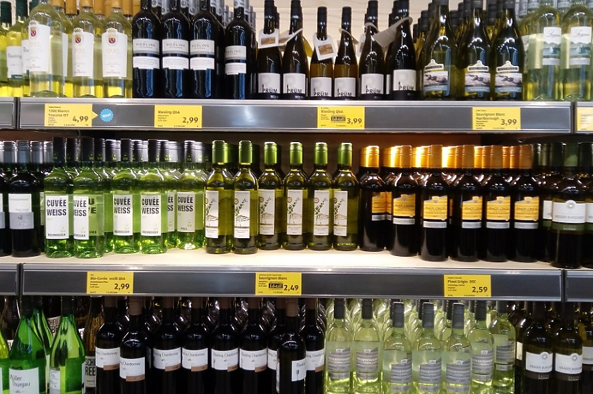 ЕС иска Тръмп да махне митата върху виното, твърдия алкохол и пастата