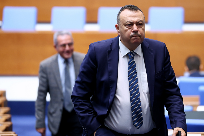 Душене със закачалка, юмруци в лицето - Хамид Хамид бил двама младежи от ПП в кулоара (ВИДЕО)