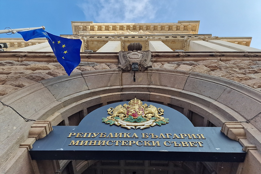 Юзди за бонусите на чиновниците, държавата да плаща осигуровките на младите майки - Тристранката заседава