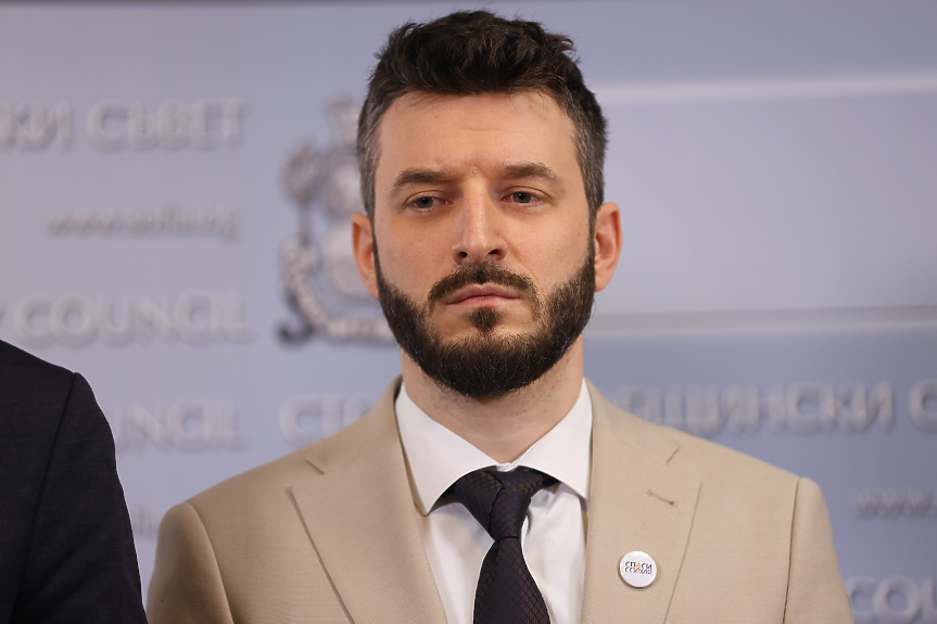 Кметът, съборил ромските жилища в 