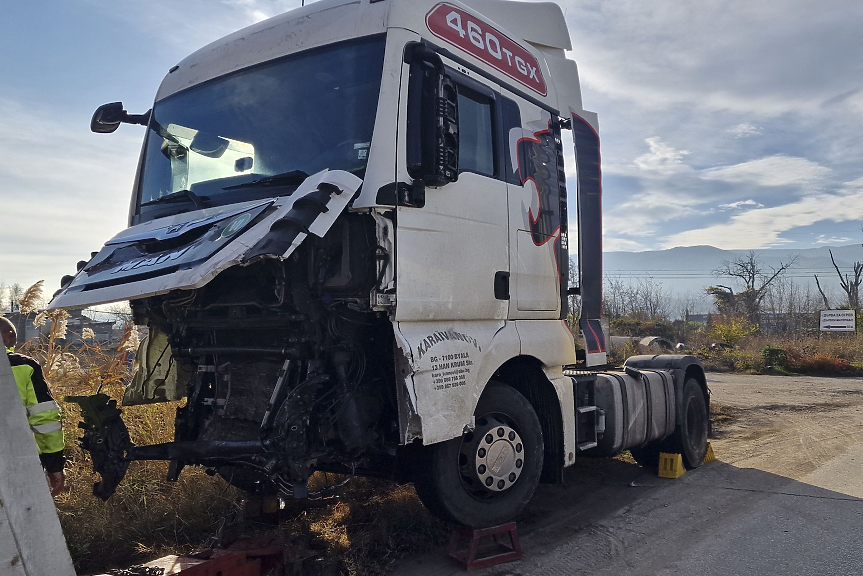 Километражът отлетял на 100 м... Обвиниха шофьора на камион, убил 3-членно семейство 