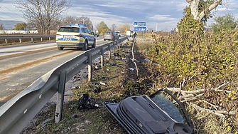 Бръкнал да си търси телефона... Парадоксално - мантинелата не пази, а убива край Пловдив