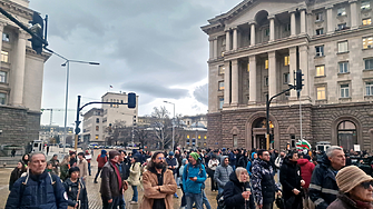 Демонстранти спряха движението между президентството, парламента и Министерския съвет в София