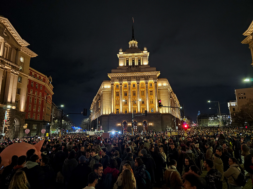 Срещу бюджета: хиляди блокираха центъра на София. Депутати напускат НС по малките часове (СНИМКИ+ВИДЕО)