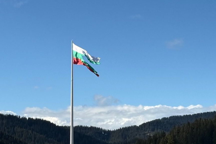 Патриотично: знамето на Рожен пак се скъса