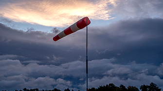 Опасно ветровито време днес 