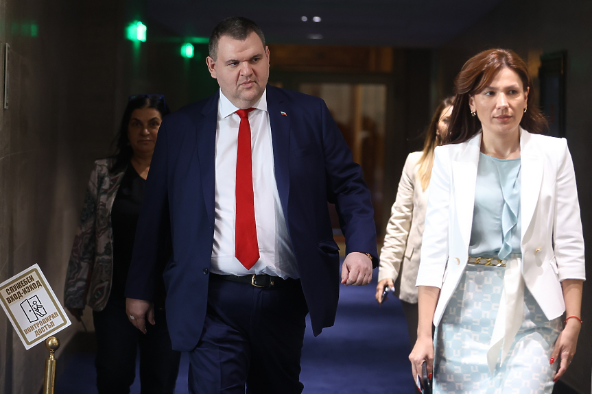 Мнозинството спаси Митов от изслушване за чадър върху ДПС-Ново начало