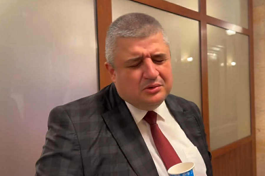 Трудоустрояваме в НС някакви разпасани простаци, които говорят, сякаш са в селската кръчма