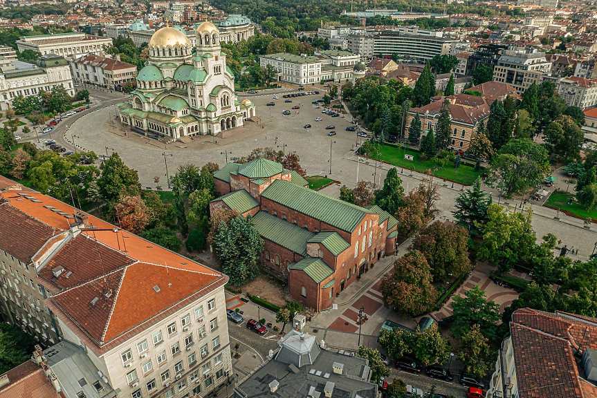 След призив на Пеевски: депутатският паркинг при 