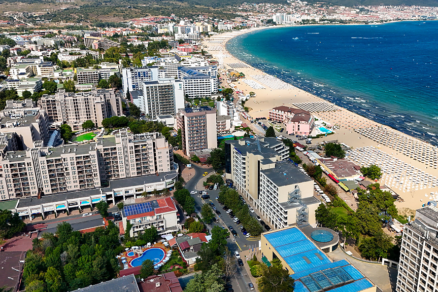 ДЕНЯТ В НЯКОЛКО РЕДА: още курорти в риск при бедствия; отпуск от затвора