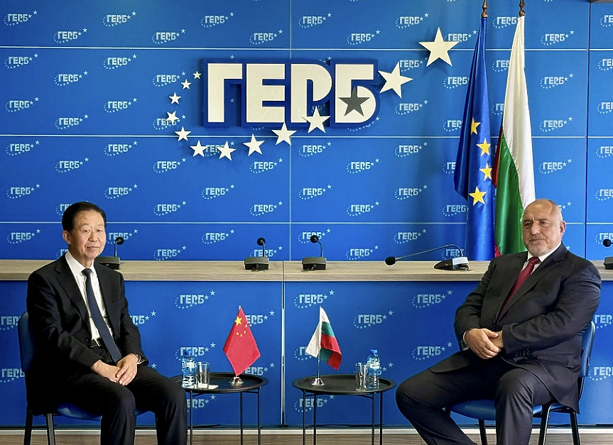 Знамето на Украйна изчезна от централата на ГЕРБ при среща с делегация от Китай