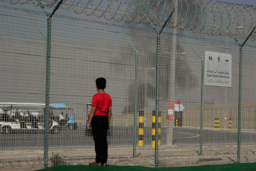 Индийски боен самолет се разби на авиошоуто в Дубай, пилотът загина