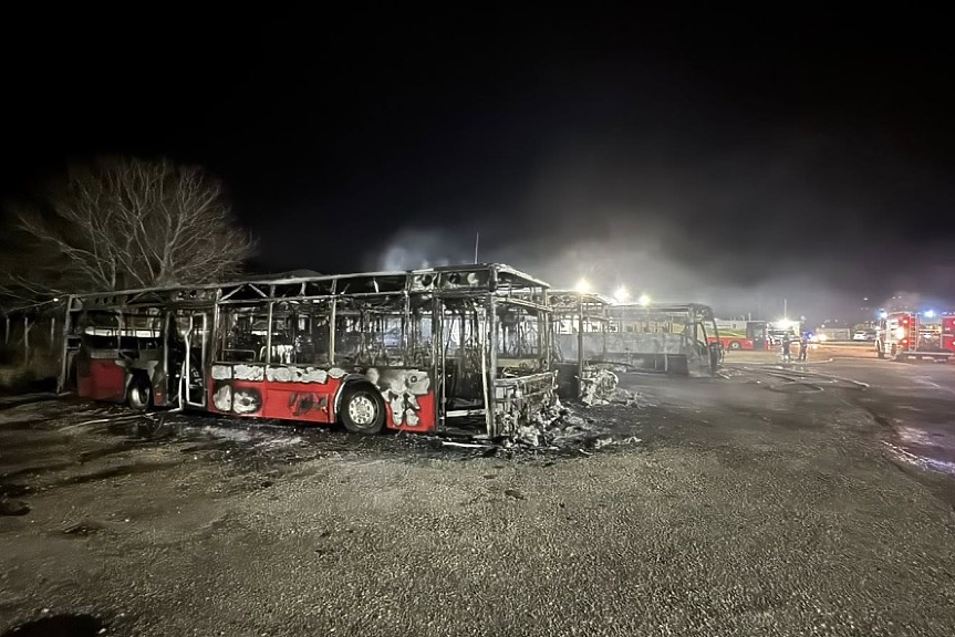 Пожар изпепели общинските автобуси и микробуси на паркинг край Костинброд (ВИДЕО)