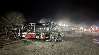 Пожар изпепели общинските автобуси и микробуси на паркинг край Костинброд (ВИДЕО)
