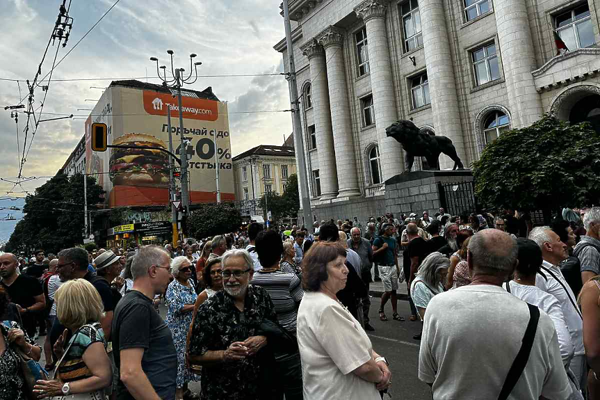 ДЕНЯТ В НЯКОЛКО РЕДА: Бойко Спасителя и Доналд Майтапчията
