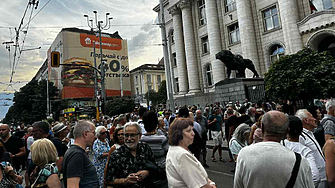 ДЕНЯТ В НЯКОЛКО РЕДА: Бойко Спасителя и Доналд Майтапчията