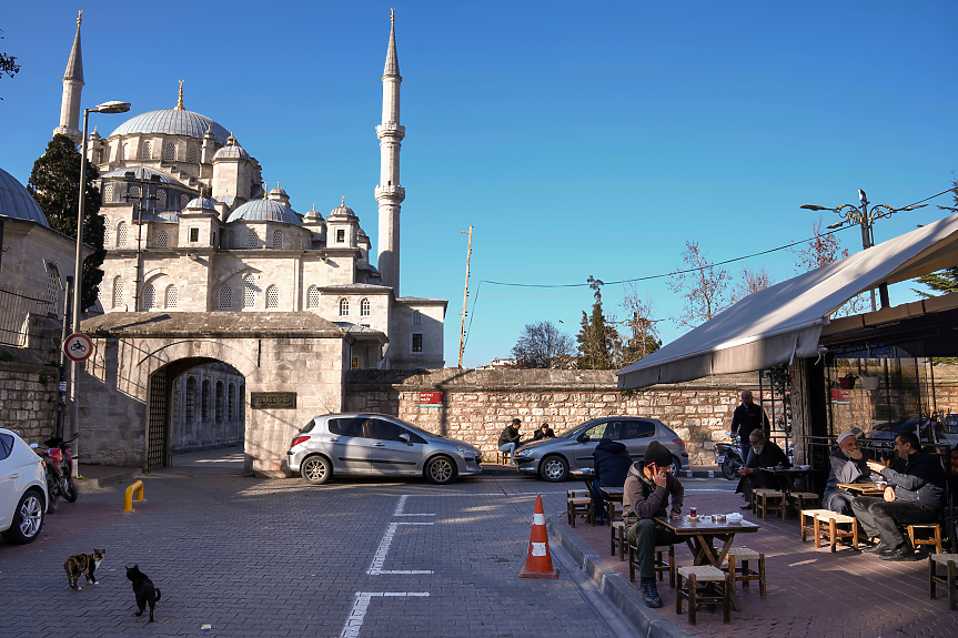 Ново отравяне в Истанбул: хоспитализираха 25 души, посетили ресторант в града